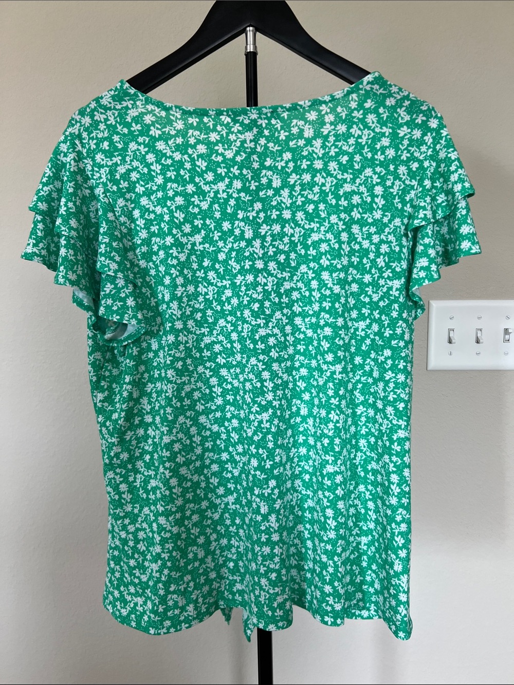 Adrianna Papell Green Floral Tie-Front Flutter Sleeve Top - Picture 4 of 4